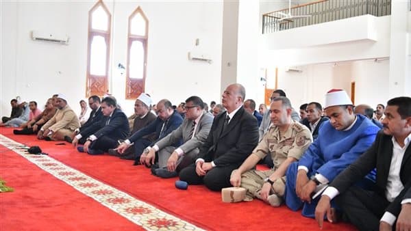 Qena Governor opens bus station and leads prayer