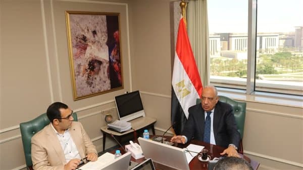 وزير الكهرباء يراجع تنظيم سوق الكهرباء