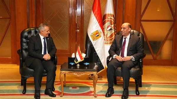 Labor Minister discusses cooperation with Yemeni official