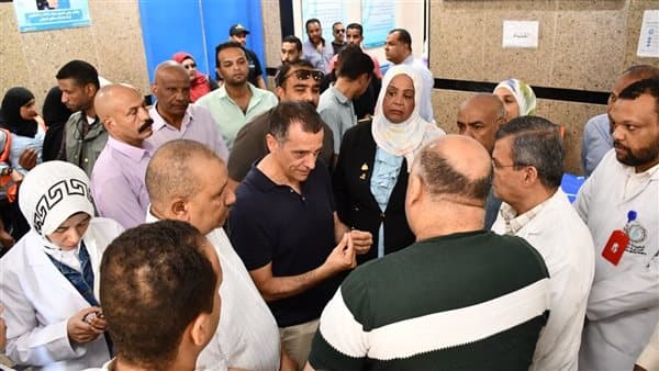 محافظ أسوان يبحث مطالب أهالي إدفو