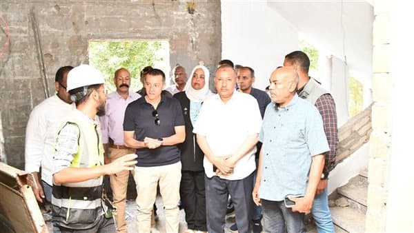 محافظ أسوان يطلع على طريق إدفو البديل