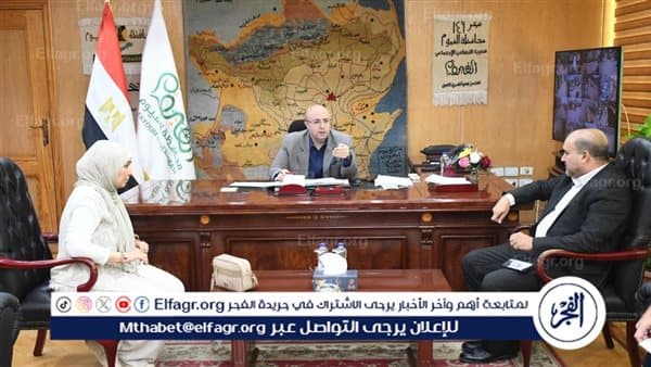 محافظ الفيوم يناقش ملفات الصحة والمياه
