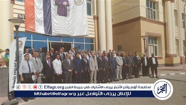 رئيسا جامعة أسيوط والأهلية يارتفاعان العلم في بداية العام الجامعي