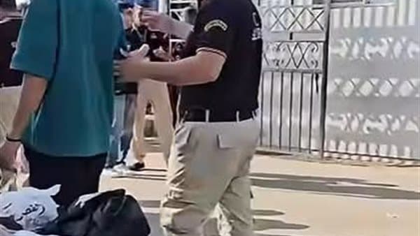 طالب يمنع من دخول بنها بسبب الشبشب