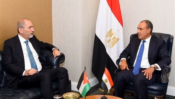 وزيرا الخارجية يتناولان تعزيز التعاون الإقليمي