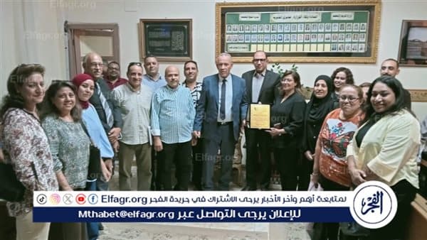 وكيل تعليم أسيوط يتسلم درع التميز في التربية الموسيقية