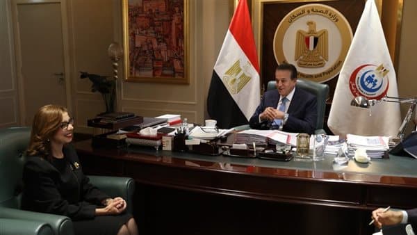 خالد عبدالغفار يلتقي سفيرة مصر في سنغافورة لتعزيز التعاون الصحي