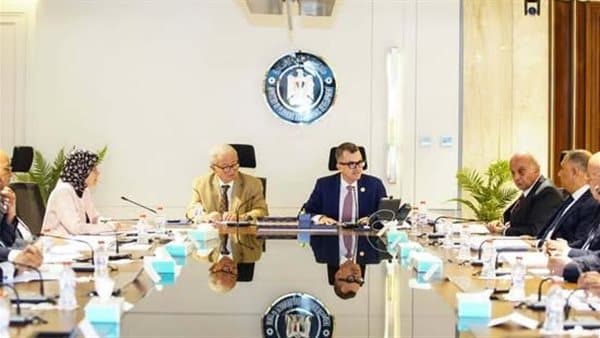 وزير التخطيط يرأس مجلس بنك الاستثمار ويعلن إنهاء 90% من التشابكات