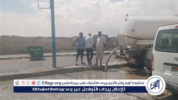 فرق الطوارئ تزيل تجمعات مياه الأمطار م�� مرسى مطروح
