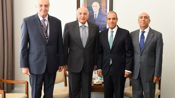 وزير الخارجية يناقش مع نظيره الجزائري التعاون الإقليمي