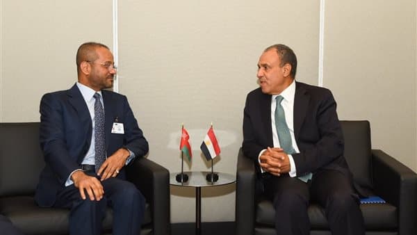 وزير الخارجية يناقش مع نظيره العماني العلاقات والأوضاع الإقليمية