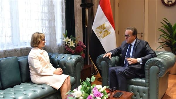وزير الصحة يزور «فيليبس» لتطوير صناعة الأجهزة الطبية في مصر