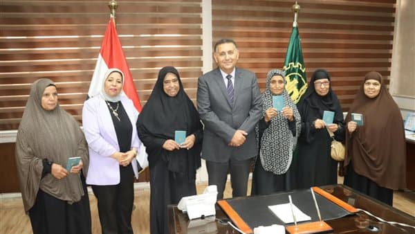 Qalyubia governor gives passports to 5 women for Umrah