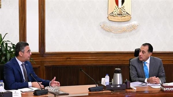 PM reviews supply files with minister