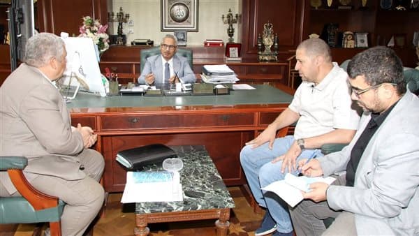 محافظ بني سويف يطالب المصرية للاتصالات برد الشيء لأصله