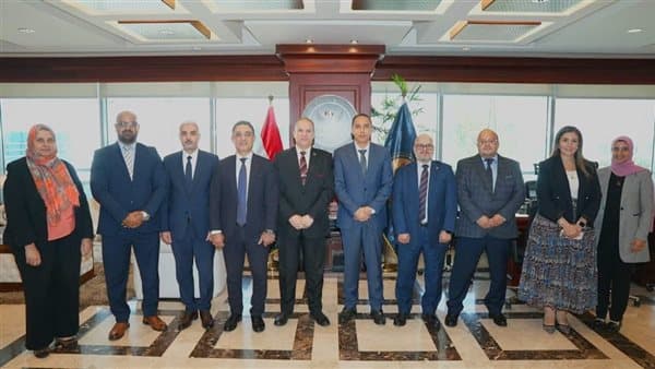 Financial authorities meet non-bank sector