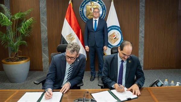 وزير البترول يوقع مع شيفرون اتفاقية استكشاف في البحر المتوسط