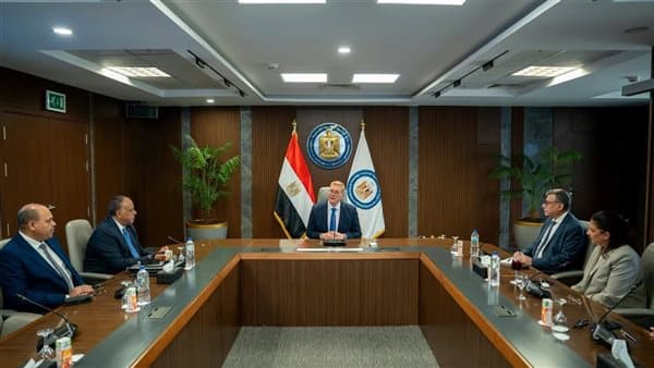 وزير البترول يناقش خطط الإنتاج مع هيئة البترول