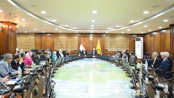 رئيس جامعة بني سويف يلتقي لجنة الدراسات التجارية