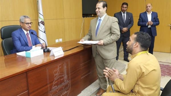 محافظ بني سويف يوجه بصرف مساعدات منتظمة للمحتاجين