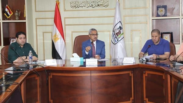 محافظ بني سويف يناقش تحسين خدمات المياه