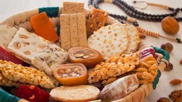 دار الإفتاء توضح حكم توزيع الطعام في المولد