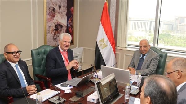 وزير الكهرباء يتابع مشروع الطاقات المتجددة بسيناء