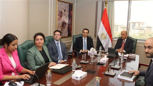 Minister reviews solar and wind projects with Scatec