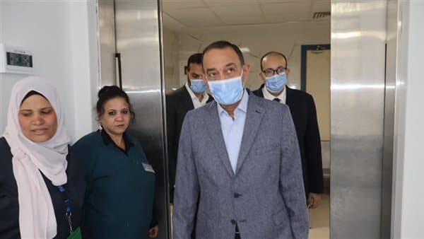 Sohag Governorate visits Tanta Hospital and opens school supplies sale