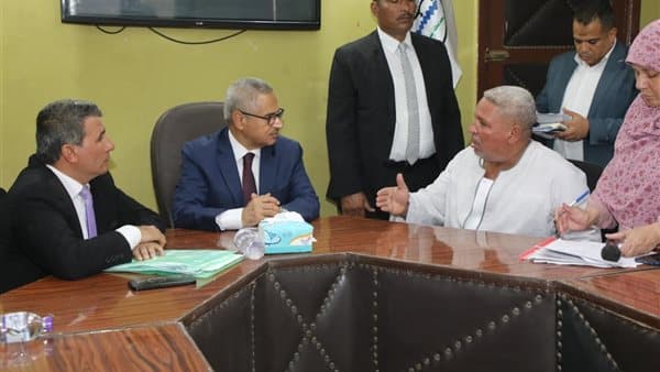 Beni Suef Governor addresses 25 complaints in Naser Center meeting