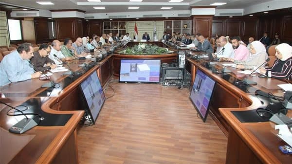 Beni Suef Governor reviews legalization requests