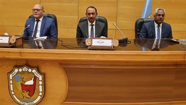 محافظ سوهاج ورئيس الجامعة يكرمان الأوائل في الشهادات