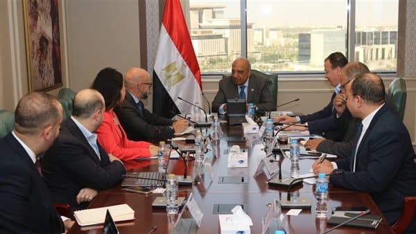 وزير الكهرباء يناقش التعاون مع بنك AIIB