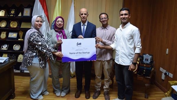 رئيس جامعة بني سويف يرحب بالفائز بمسابقة زويل