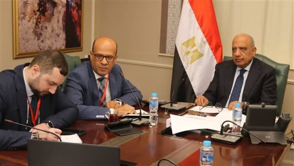 Electricity Minister Checks on Dabaa Desalination Plans