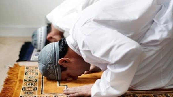 دار الإفتاء توضح حكم الصلاة خلف إمام جالس