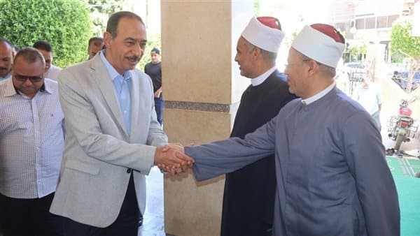 محافظ سوهاج يؤدي صلاة الجمعة بمسجد الشرطة