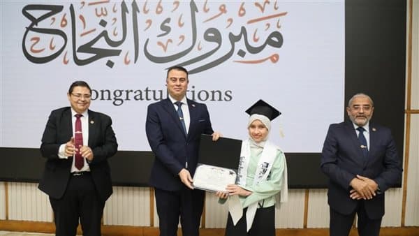 رئيس المحطات النووية يكرم الطلاب المتفوقين
