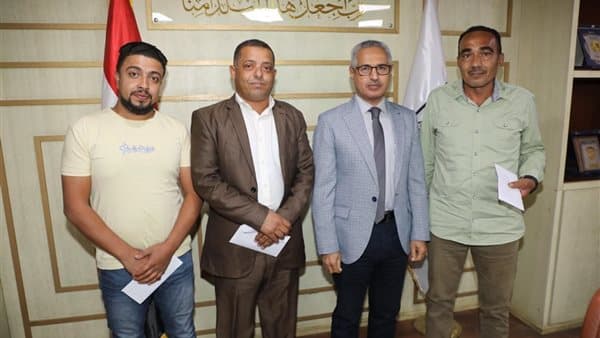 محافظ بني سويف يدعم حالتين ويحقق في شكاوى الرمد