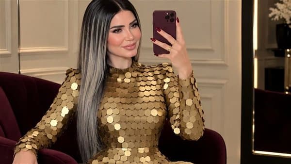 إيناس عز الدين بإطلالة ذهبية في جدة