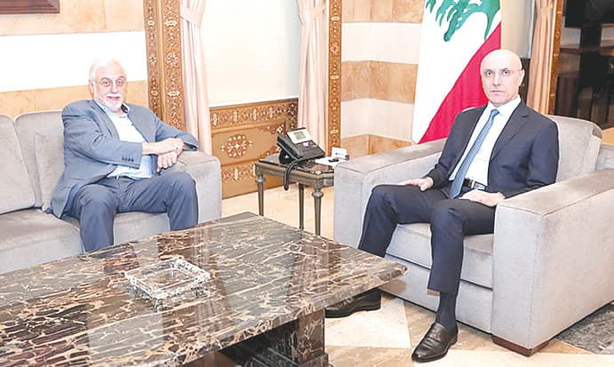 الحجار يعرض على وزوار الداخلية المستجدات