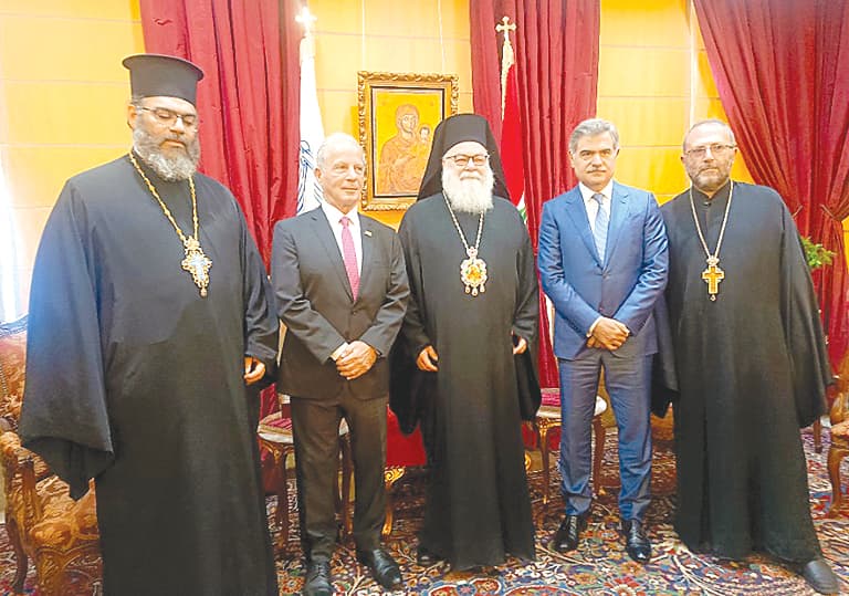 السفير الأميركي يعلق على جهود ترامب للسلام