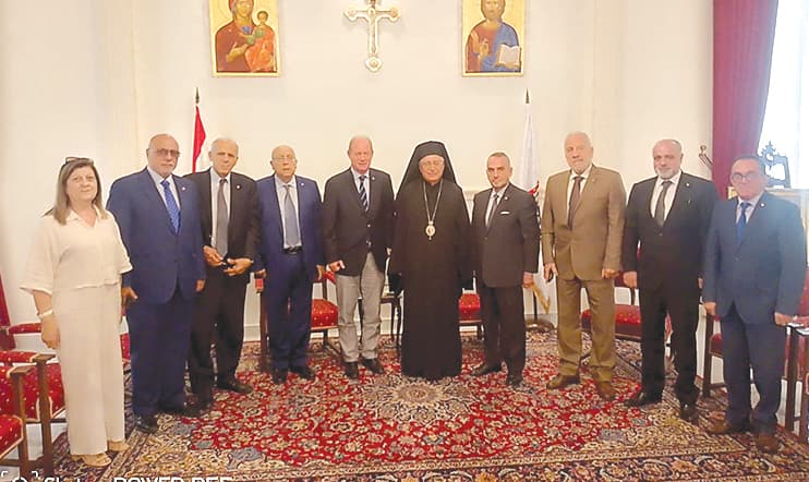 العبسي يناقش المستجدات مع الزوار