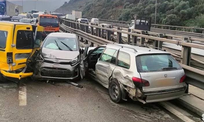 أم البواقي.. إصابة 6 أشخاص في حادث مرور تسلسلي بعين البيضاء