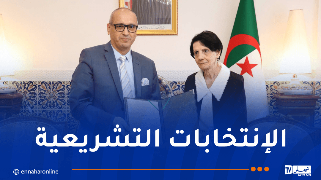 كريم خلفان يسلم النتائج المؤقتة للانتخابات لرئيسة المحكمة الدستورية