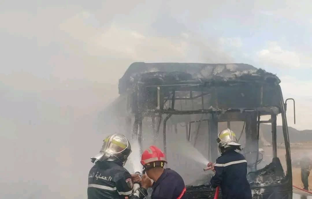 تبسة.. الحماية تسيطر على حريق حافلة عمال