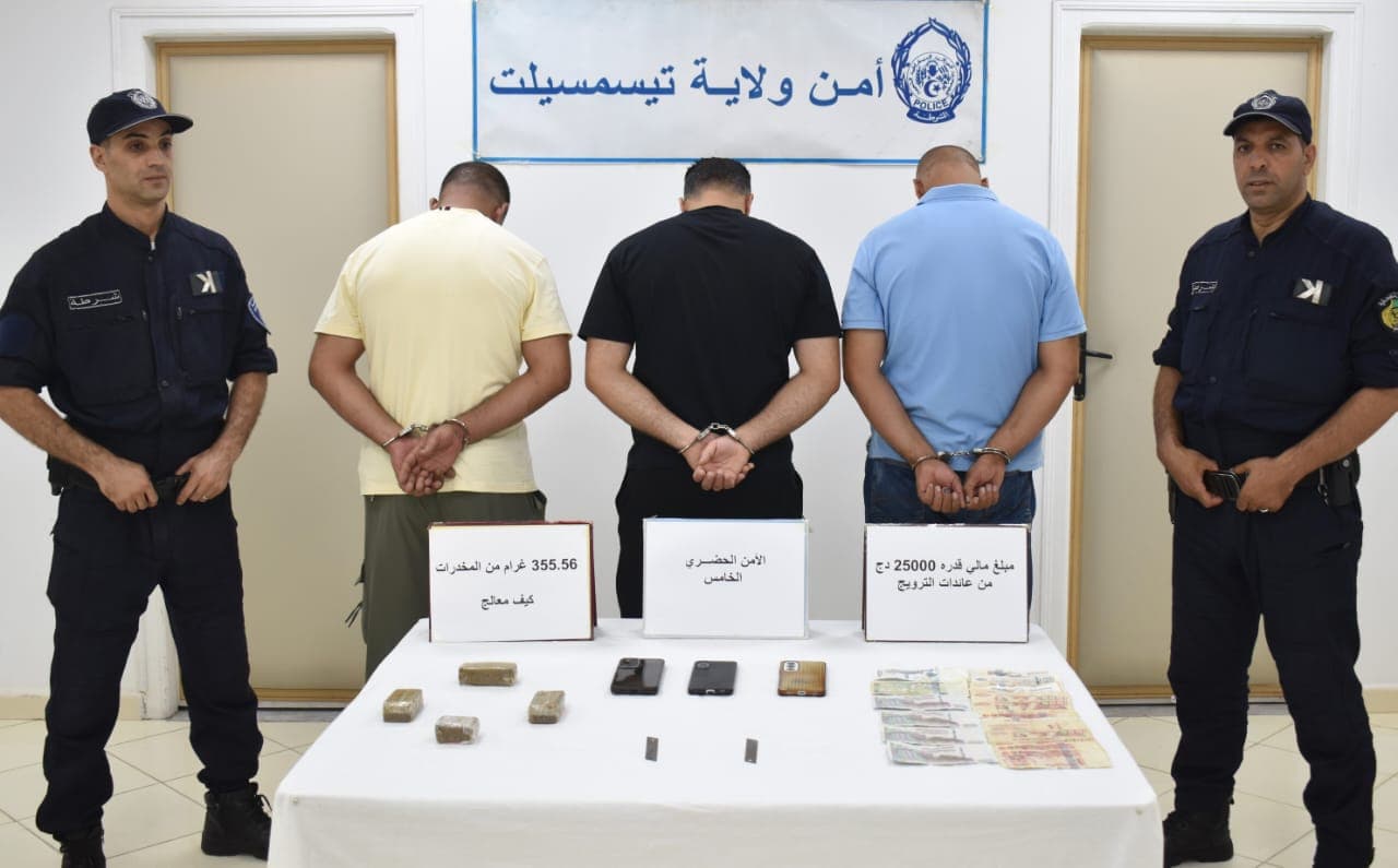 أمن تيسمسيلت يوقف 3 أشخاص ويحجز مخدرات