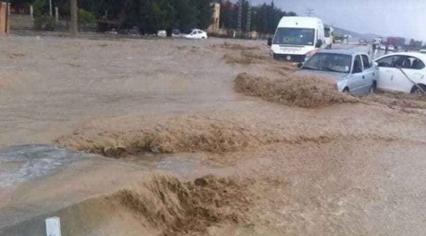 تقلبات جوية تسبب وفاة وإنقاذ 5 في 3 ولايات