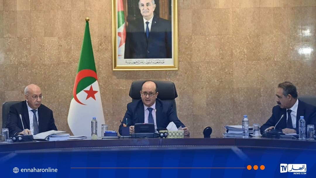 الوزير الأول يرأس اجتماع قانون المالية 2027