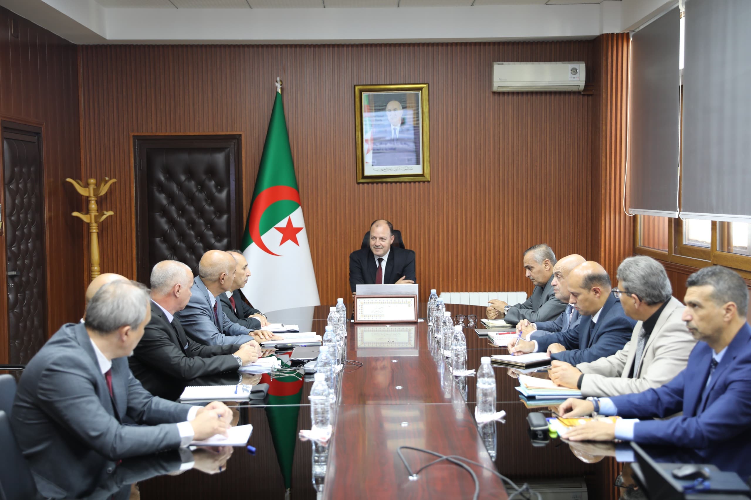 وزير العمل يلتقي بمسؤولي الديوان الوطني للأعضاء الاصطناعية